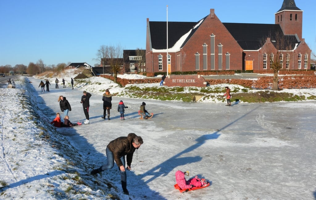 Genieten op het ijs bij de Bethelkerk in Lunteren