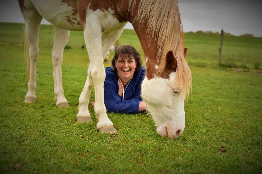 Annet Lekkerkerker met een van haar paarden die ze inzet bij therapie met kinderen.
