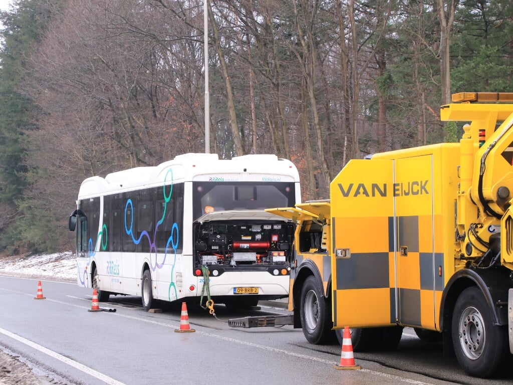 Een stilgevallen RRReis-bus bij de halte Driesprong aan de Apeldoornseweg in Ede.