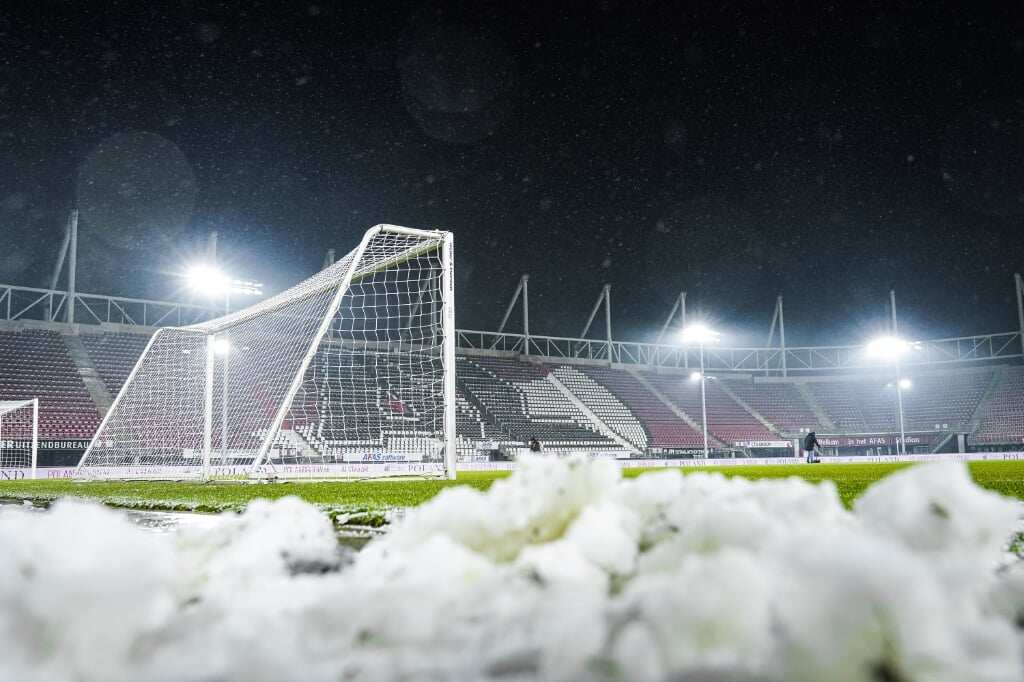 Er lag dit jaar al sneeuw op het veld zoals bij de wedstrijd tussen AZ en ADO Den Haag op 16 januari 2021.