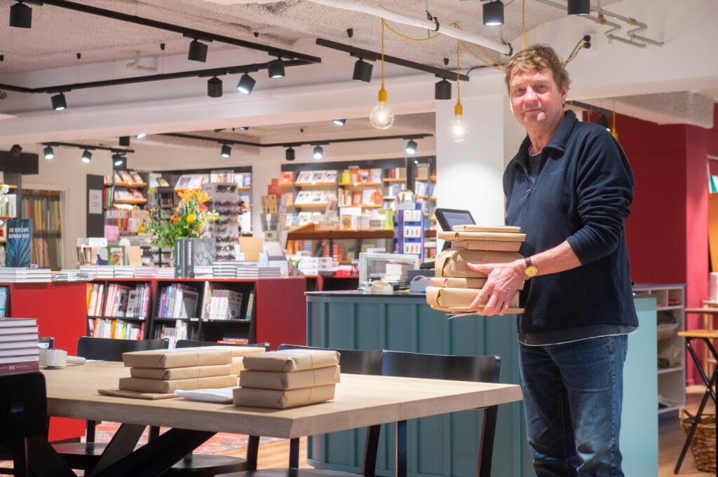 Per dag verwerkt de boekwinkel van Hans de Sain tussen de 75 en 200 bestellingen, dat is meer dan hij had gehoopt.  