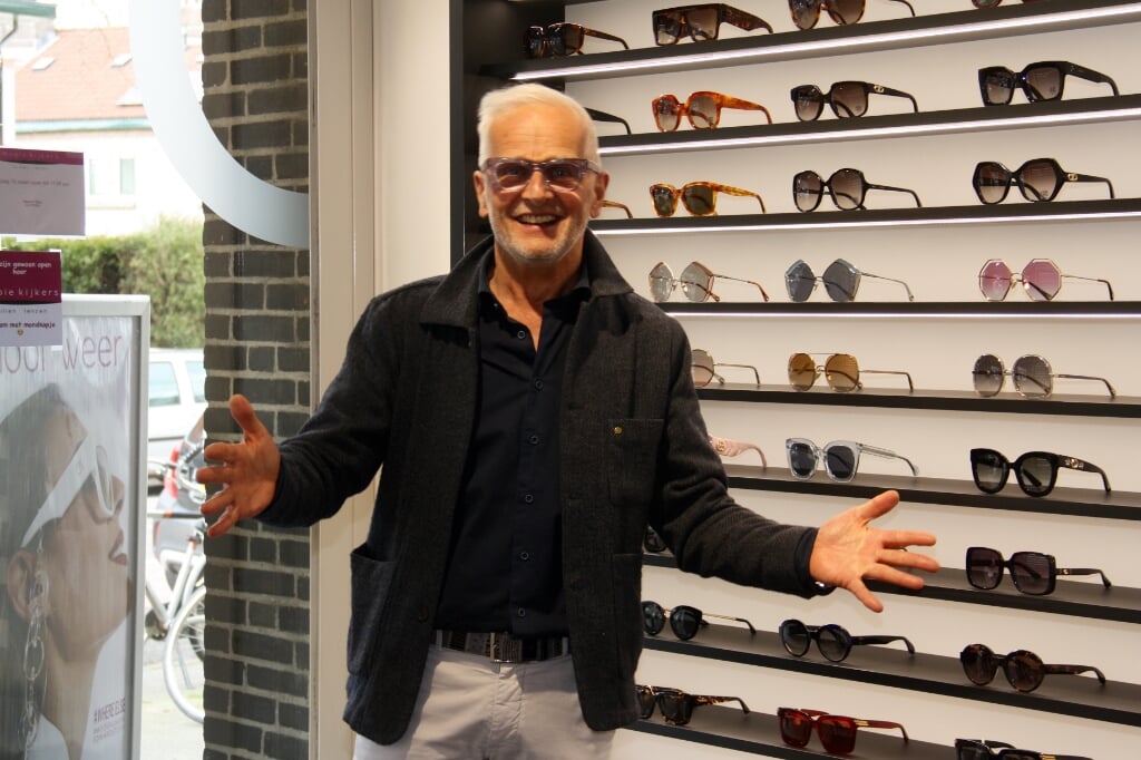 Edward Stots is enthousiast over de nieuwe zomercollectie zonnebrillen.