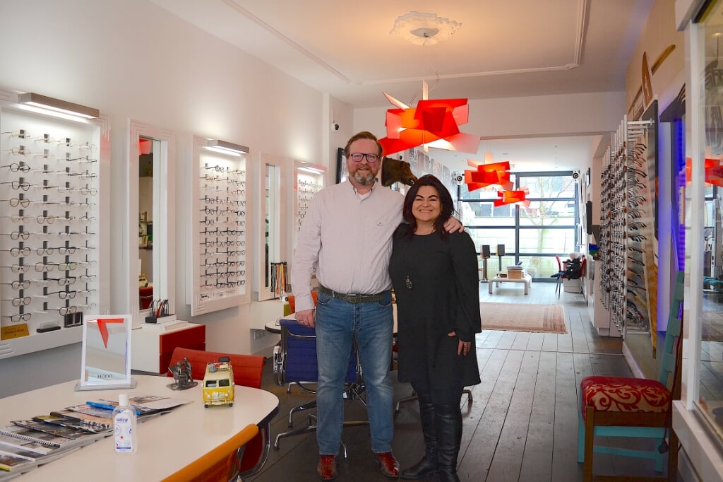 Aart en Monica Bouman genieten als klanten met een glimlach de winkel verlaten.