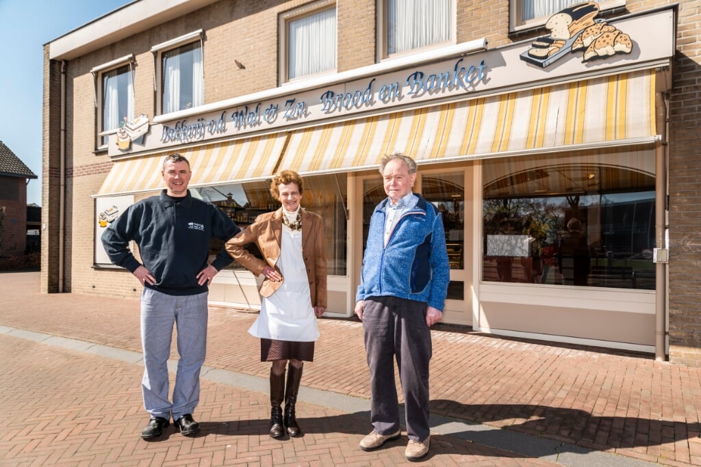 Dick van der Wal met zijn ouders Eef en Teake voor de winkel aan de Edeseweg in het centrum van Wekerom.