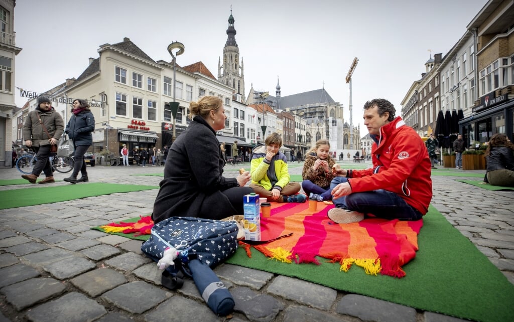 Tientallen horecaondernemers in Breda namen zaterdag deel aan een ludieke picknick in de stad waarmee ze aandacht vroegen voor de moeilijke situatie van de horeca.