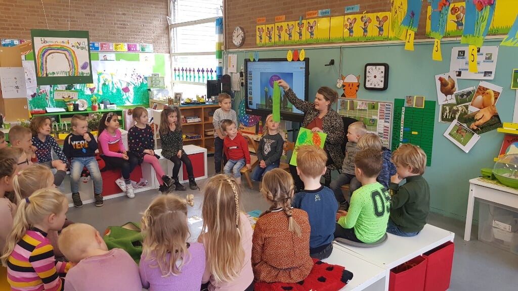 De kinderen in de klas van juffen Mathilde Grevengoed en Hetty Boone zijn blij dat ze weer naar school kunnen.