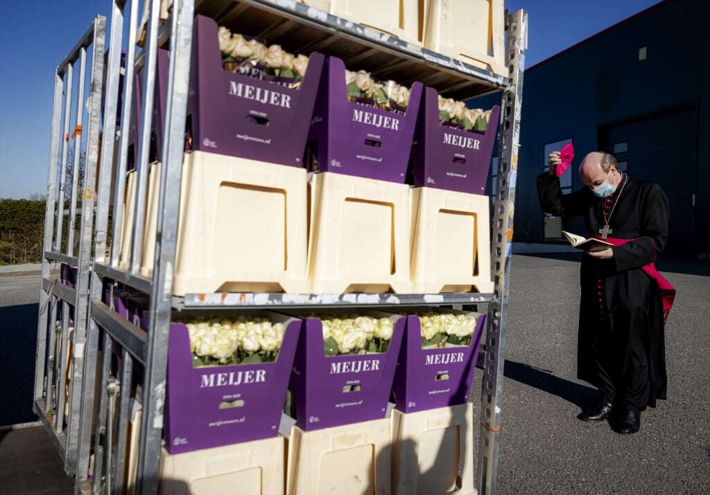 2021-03-29 16:00:04 The Rotterdam bishop Hans van den Hende blesses a shipment of flowers in Pijnacker, The Netherlands, before they are transported to Vatican City, March 29, 2021. When Pope Francis pronounces the traditional blessing Urbi et Orbi on Easter Sunday, he will be surrounded by these flowers. ANP ROBIN VAN LONKHUIJSEN