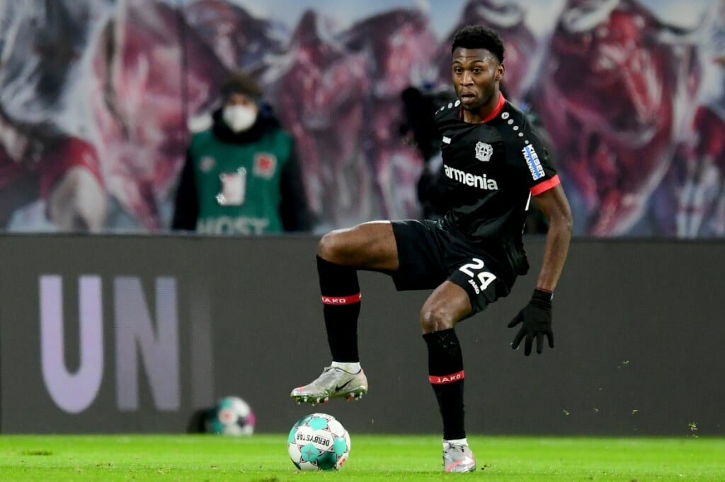 2021-01-30 19:00:00 epa08975917 Leverkusen's Timothy Fosu-Mensah in action during the German Bundesliga soccer match between RB Leipzig and Bayer 04 Leverkusen in Leipzig, Germany, 30 January 2021.  EPA/CLEMENS BILAN / POOL CONDITIONS - ATTENTION: The DFL regulations prohibit any use of photographs as image sequences and/or quasi-video.