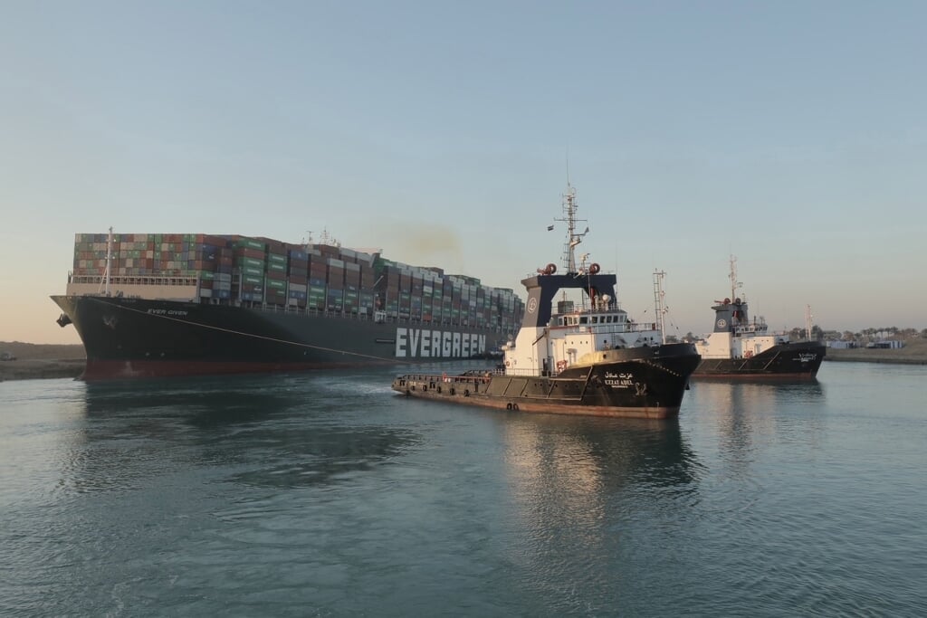 Het in het Suezkanaal vastgelopen containerschip Ever Given is sinds gistermiddag weer los.