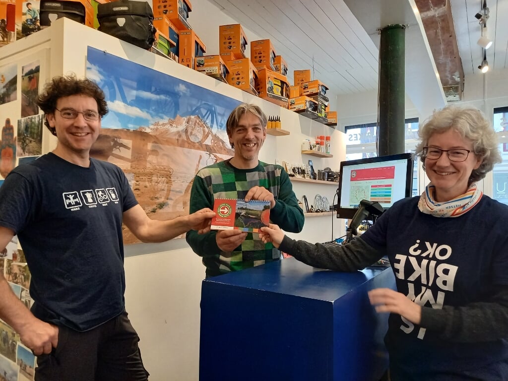 Johan en Jorna van de favoriete fietswinkel van Eveline Bremmer nemen het eerste boekje Rondje Utrecht in ontvangst.