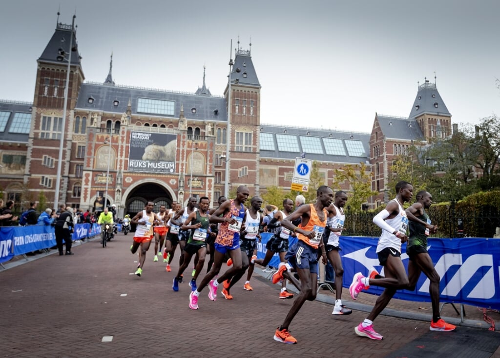 De kopgroep passeert het Rijksmuseum tijdens de TCS Amsterdam Marathon in 2019.