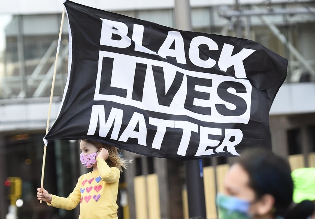 Demonstranten op de eerste dag van het proces in Minneapolis.