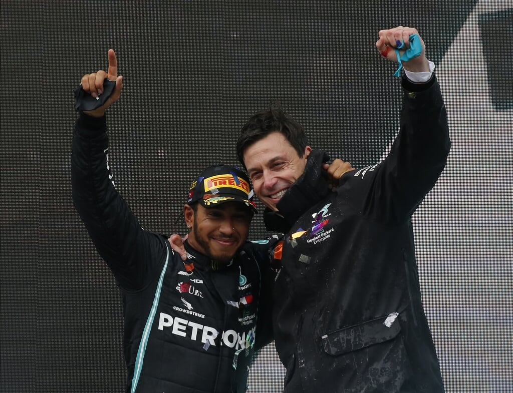 Toto Wolff (rechts) en wereldkampioen Lewis Hamilton.