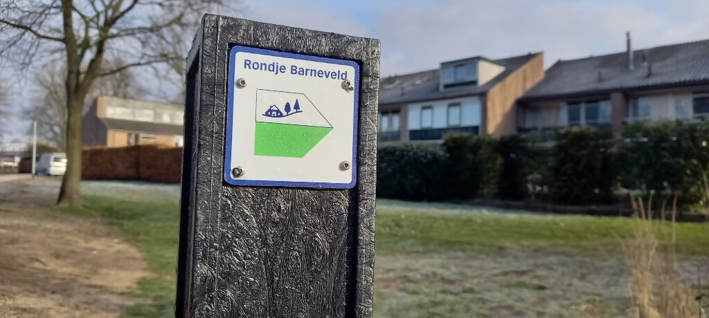 Een van de routepaaltjes van het nieuwe wandelpad ‘Rondje Barneveld’.