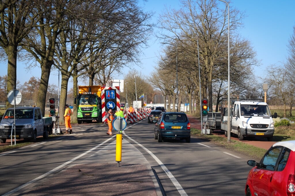 De aangekondigde werkzaamheden aan de Nijkerkerweg in Barneveld, ter hoogte van de toekomstige nieuwbouwwijk Bloemendal, zijn maandag gestart.