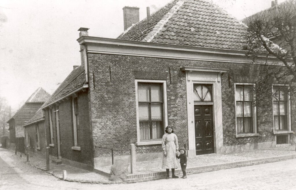 De vroegere bierbrouwerij van Blokhuis, later woonhuis van de rentenier Hendrik Jan van Essen, werd in 1920 de manufacturenwinkel, later modehuis Klomp.
