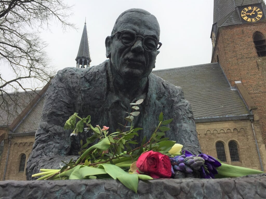 Op zijn vijftigste sterfdag lagen er bloemen bij het beeld van Simon Vestdijk in Doorn.