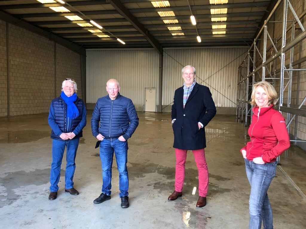 Reinier van Kuyk, Hans Bos (eigenaar pand), Eelco Appel en Tanja Naastepand in de nieuwe opslagloods van Voedselbank Utrechtse Heuvelrug.