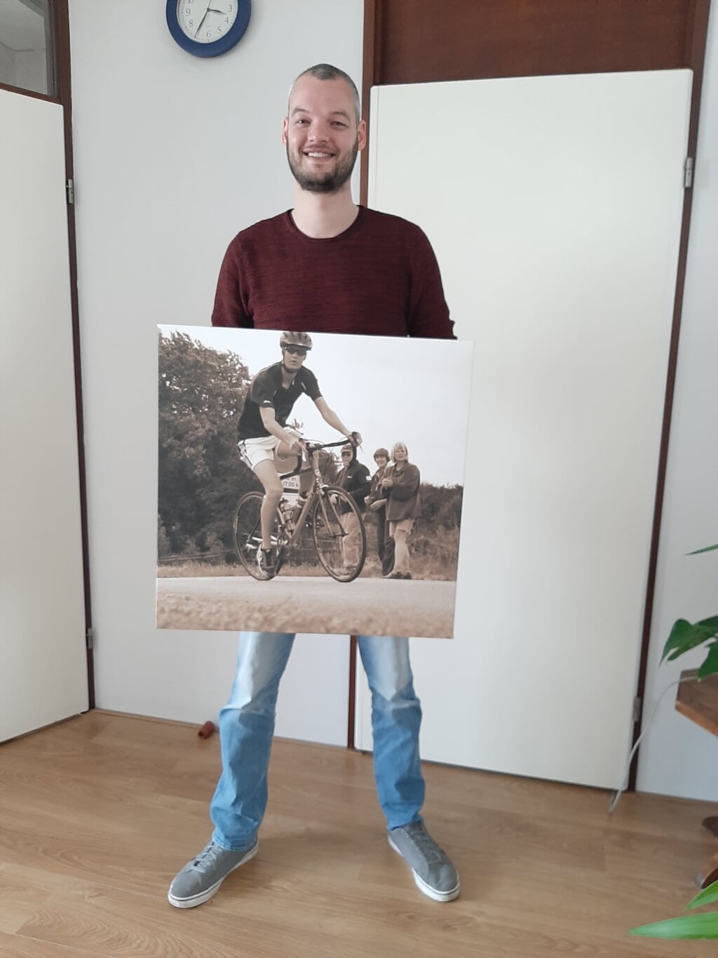 Edwin showt een foto van hem bij de Tour de Schalkwijk.