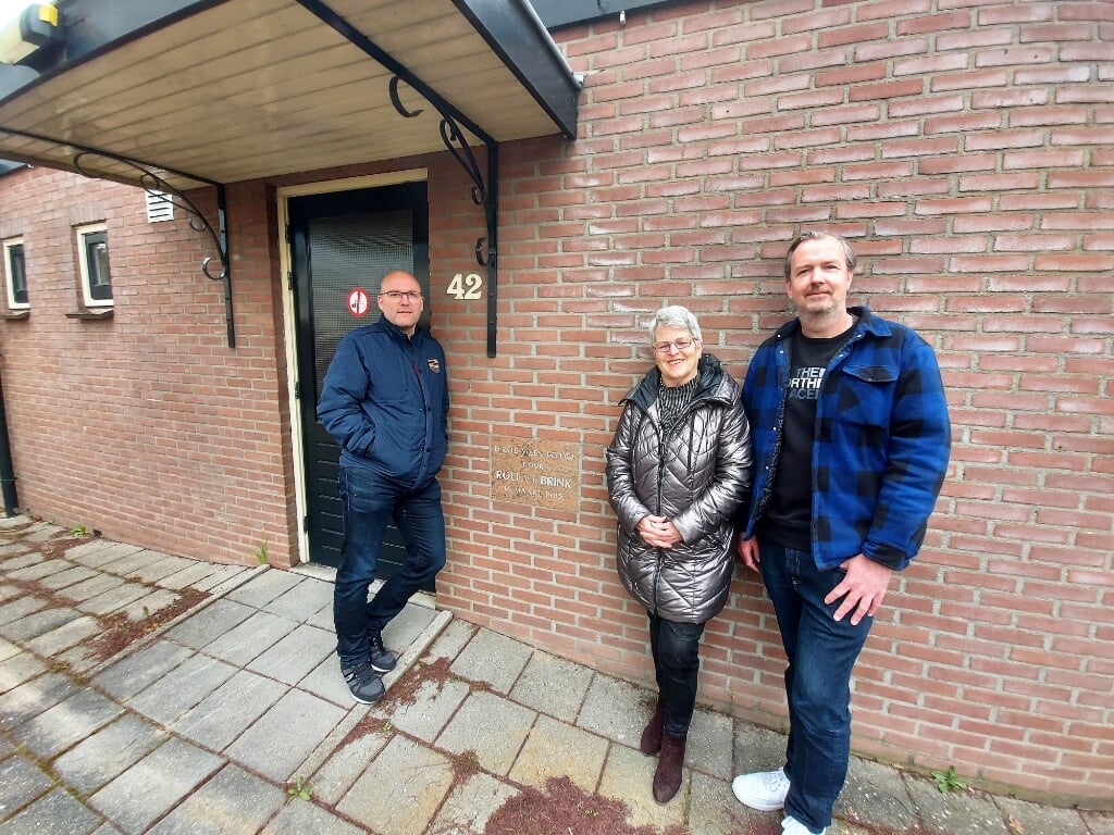 De bestuurders Gosé van der Meijde, Carla van Gelder en René Huibers naast de eerste steen van 1985: ,,Er is geen aanwas. Dan houdt het op." 