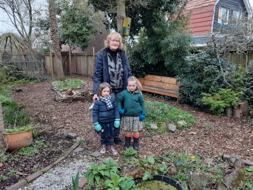 Juf Ineke met Annefien (l) en Hiske. De meisjes vinden de tuin 'superleuk'.