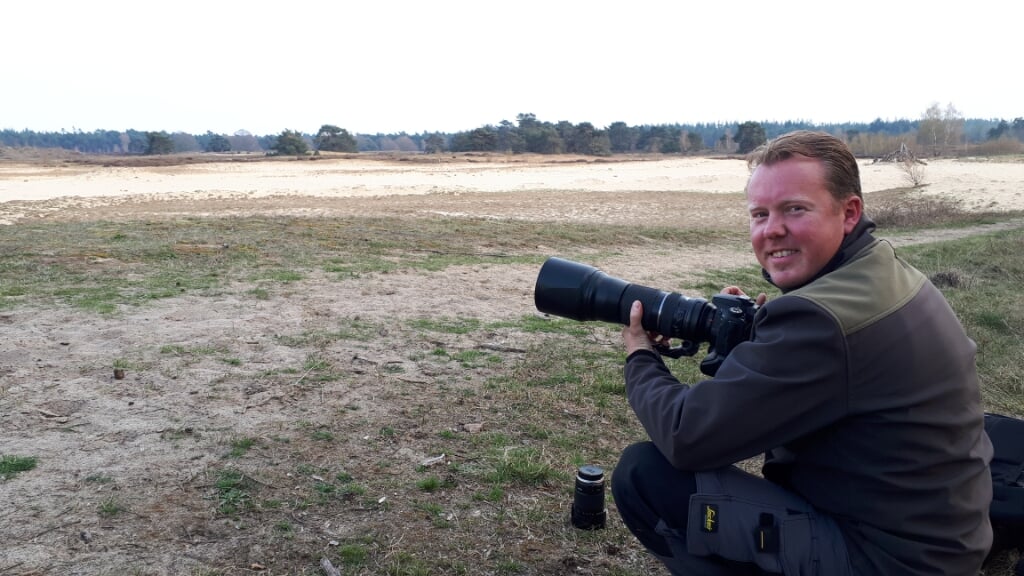 Natuurfotograaf Gerbrand Mulder op de plek in het Wekeromse Zand waar hij de wolf zag.