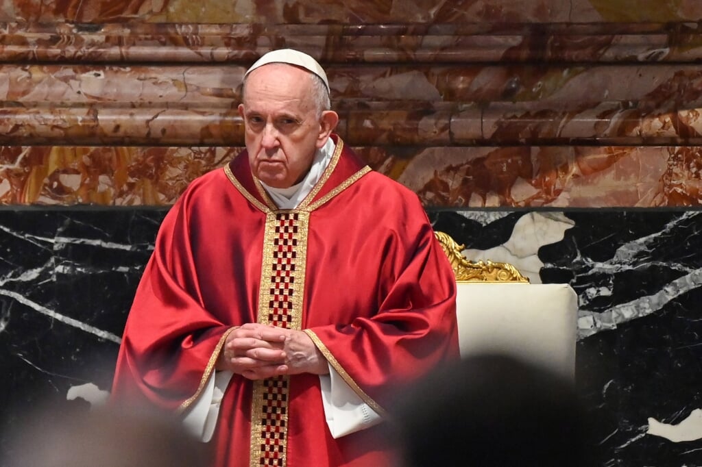 2021-04-02 18:57:34 epa09112117 Pope Francis celebrates the Good Friday Mass for the Passion of the Lord at St. Peter's Basilica in the Vatican, during the Covid-19 coronavirus pandemic in Vatican City, 02 April 2021.  EPA/ANDREAS SOLARO / POOL