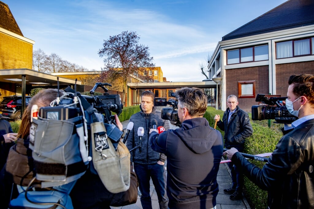 Vertegenwoordigers van de Mieraskerk (Oud Gereformeerde Gemeente) in Krimpen aan den IJssel staan de pers te woord.