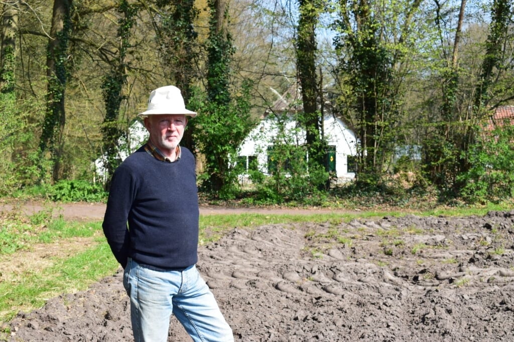 Bram van de Klundert op de akker waar hij gerst wil verbouwen voor het Hoevelakense bosbiertje. 