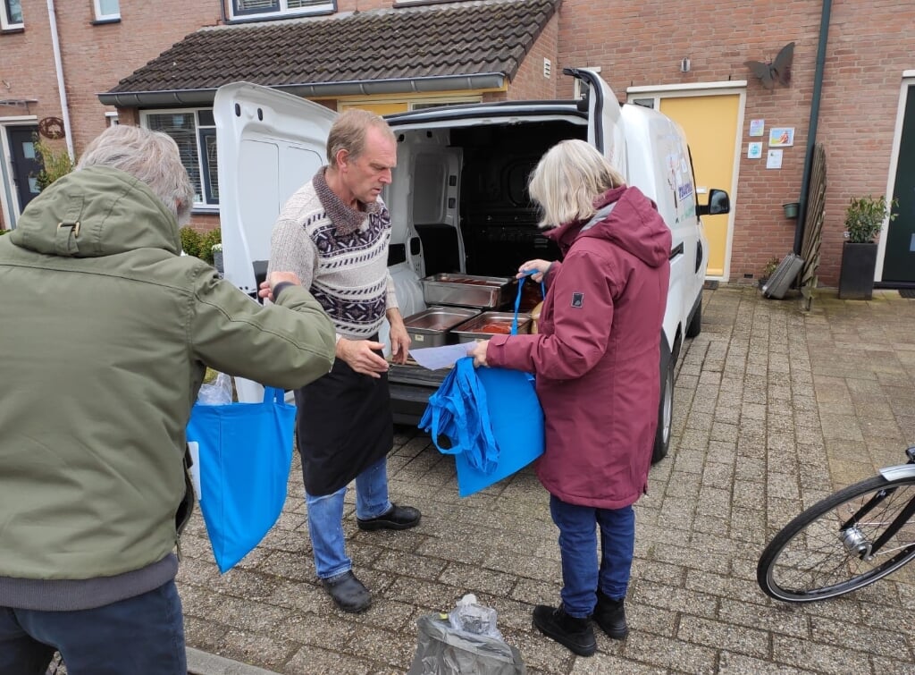 Vrijwilligers brengen de soep tot aan de voordeur aan huis bij de mantelzorgers