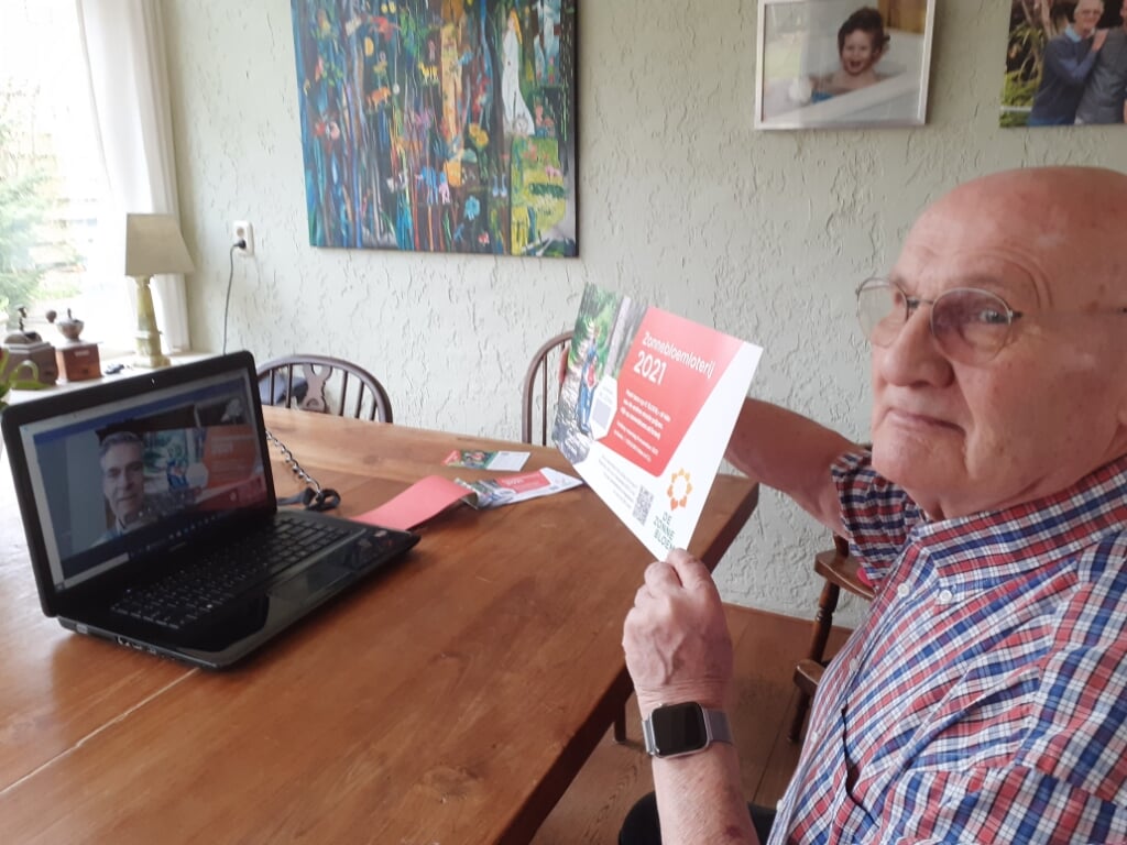 Henk ter Wal, via de laptop in gesprek met burgemeester Frits Naafs.