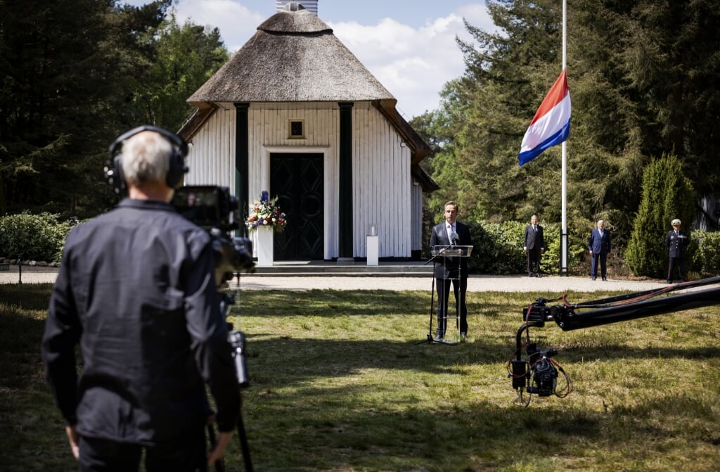 Minister Hugo de Jonge hield vorig jaar een toespraak tijdens de sobere herdenking op Nationaal Ereveld Loenen.