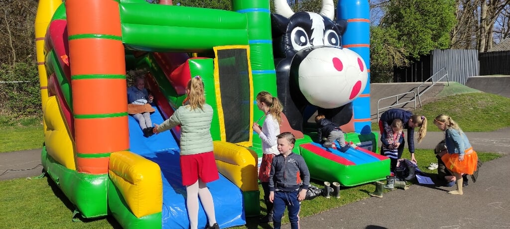 Leerlingen van de Gisbertus Voetiusschool in Doorn zongen 's ochtends eerst liederen en deden daarna fanatiek mee met allerlei spellen.