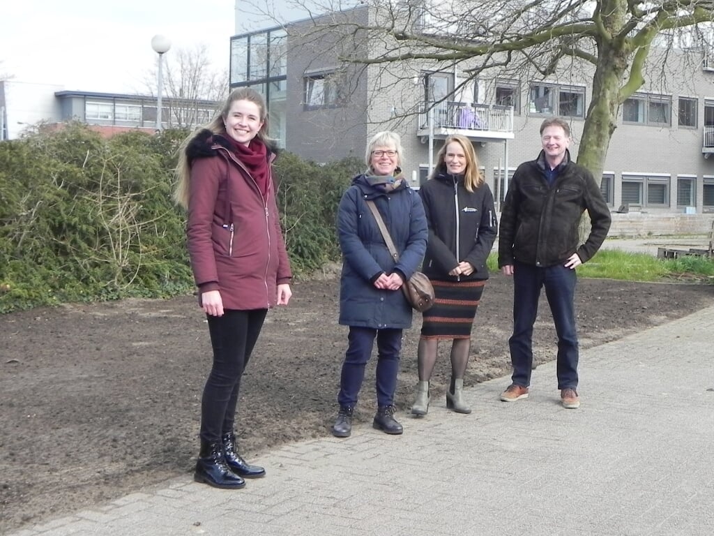 Imke van Atten, Ineke Kosterman, Wilma Bongers en Erik Groenland staan trots voor het recreatieterrein van De Molen.