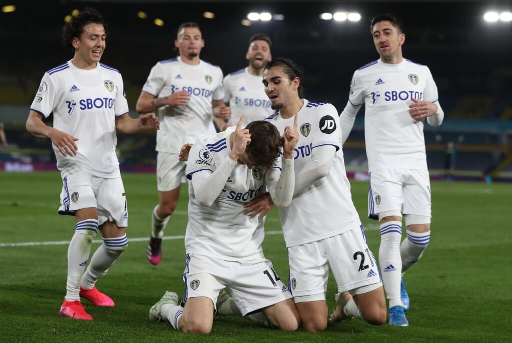 2021-04-19 21:44:04 epa09146252 Leeds United's Diego Llorente (center-L, down) celebrates with teammates after scoring during the English Premier League soccer match between Leeds United and Liverpool FC in Leeds, Britain, 19 April 2021.  EPA/Lee Smith / POOL EDITORIAL USE ONLY. No use with unauthorized audio, video, data, fixture lists, club/league logos or 'live' services. Online in-match use limited to 120 images, no video emulation. No use in betting, games or single club/league/player publications.