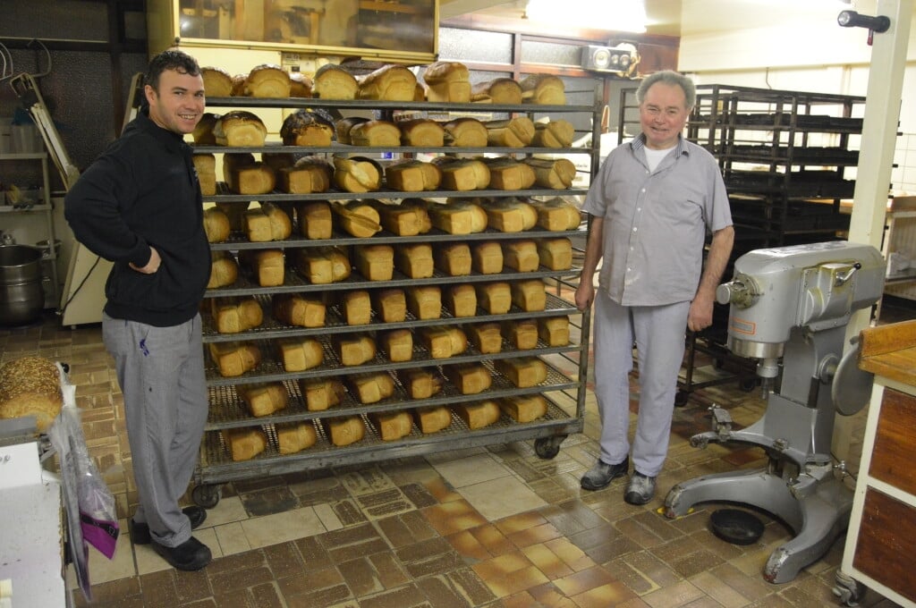 Vader Teake en zoon Dick van der Wal in de bakkerij.
