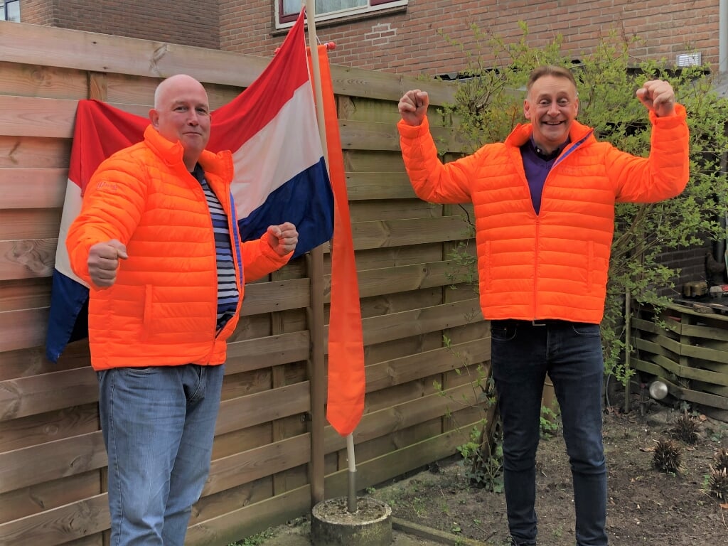 Bestuursleden van de Oranjevereniging Frans van der Craats (l) en Peter Kroes wensen iedereen een vrolijke koningsdag toe.
