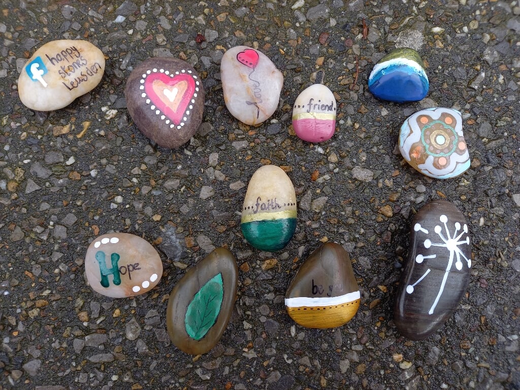 Voorbeelden om Happy Stones te beschilderen zijn te vinden in de FB-groep als ook op Pinterest