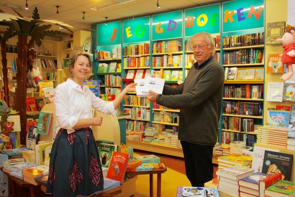 Hein Doeksen overhandigt de eerste exemplaren aan Anouk Storteler van boekhandel Veenendaal. 