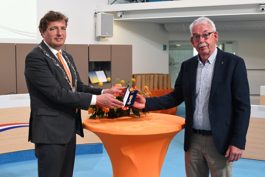 Edenaar Piet Poot (rechts) kreeg onlangs een koninklijke onderscheiding voor het verrichten van het vele vrijwilligerswerk. 