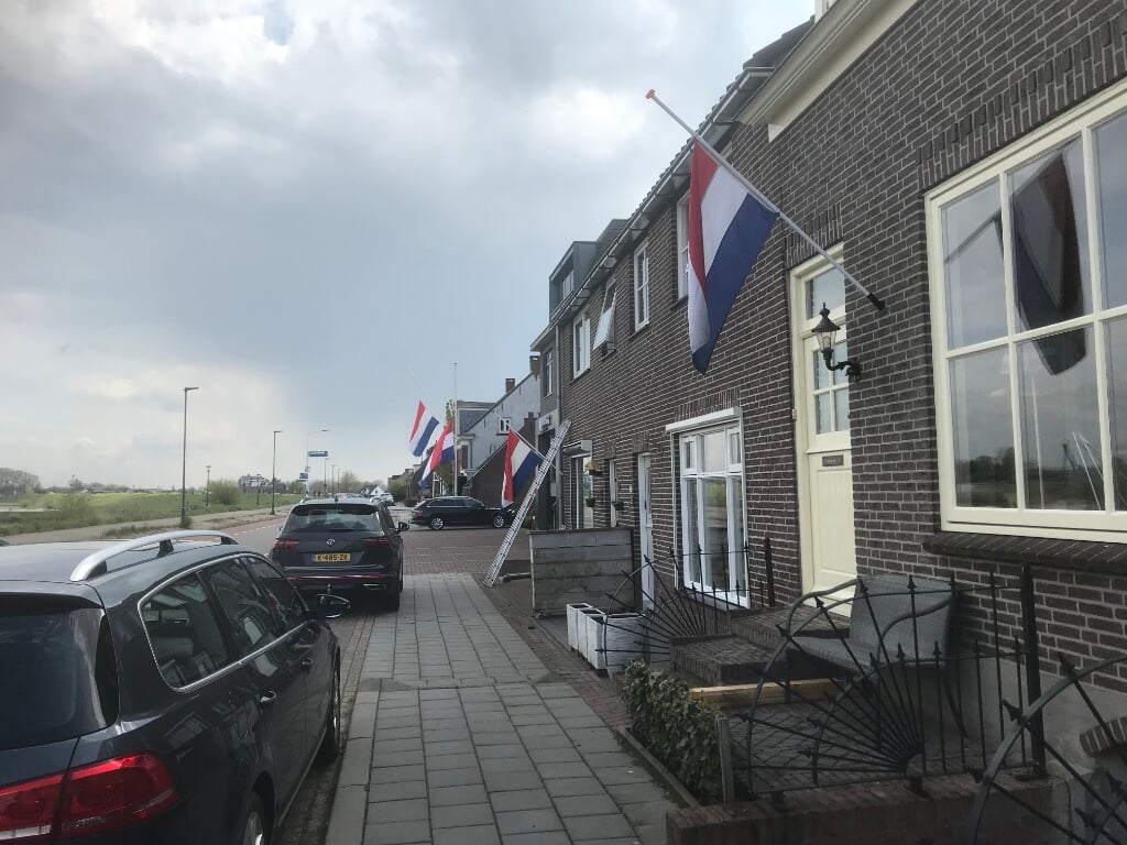 Vlaggen hangen halfstok aan de Sasdijk in Werkendam