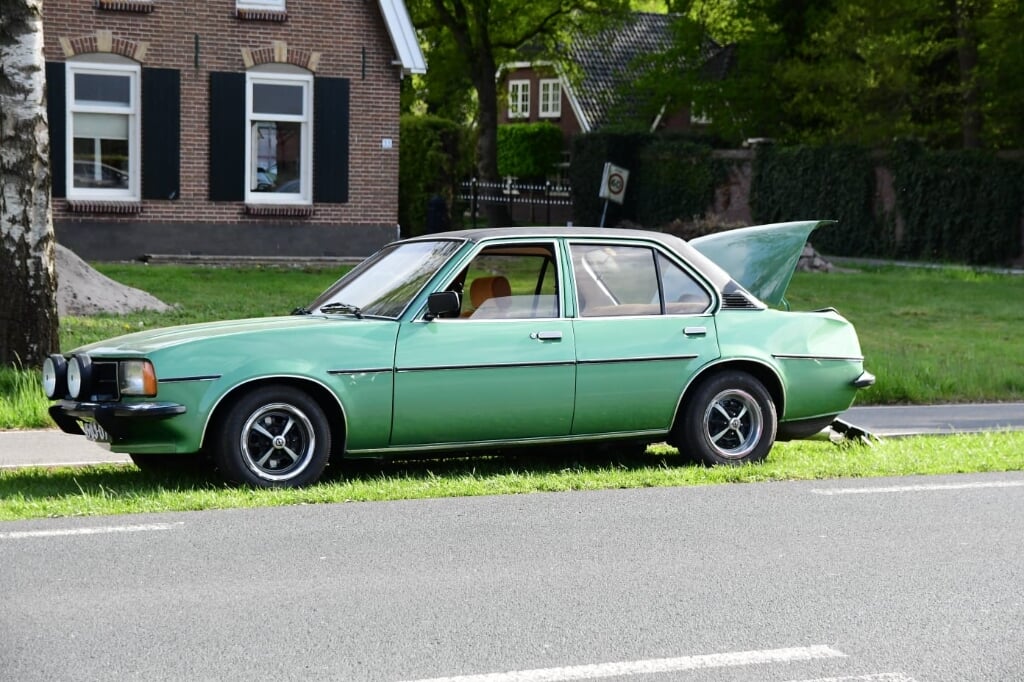 De gerestaureerde Opel Ascona B uit 1978 van Arno van Beek.