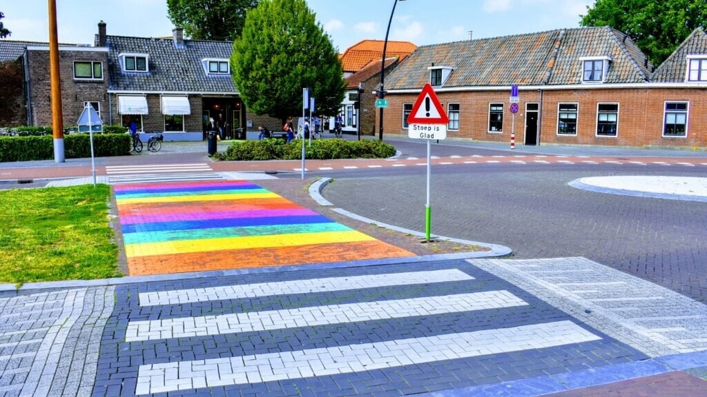 Het regenboogzebrapad in Harderwijk.