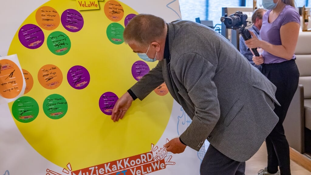 Wethouder Roelof Koekkoek 'ondertekent' namens de gemeente Putten het Muziekakkoord Noordwest-Veluwe.