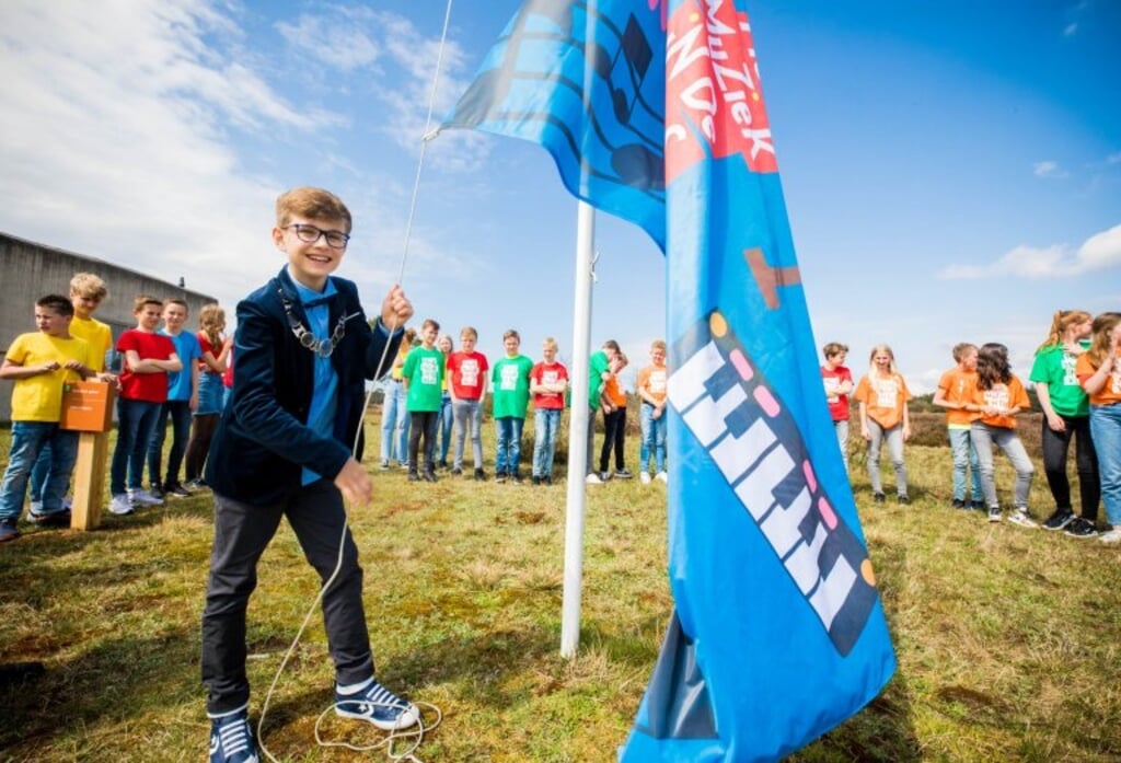 De kinderburgemeester van Harderwijk hijst de winnende vlag van de Gabriëlschool.