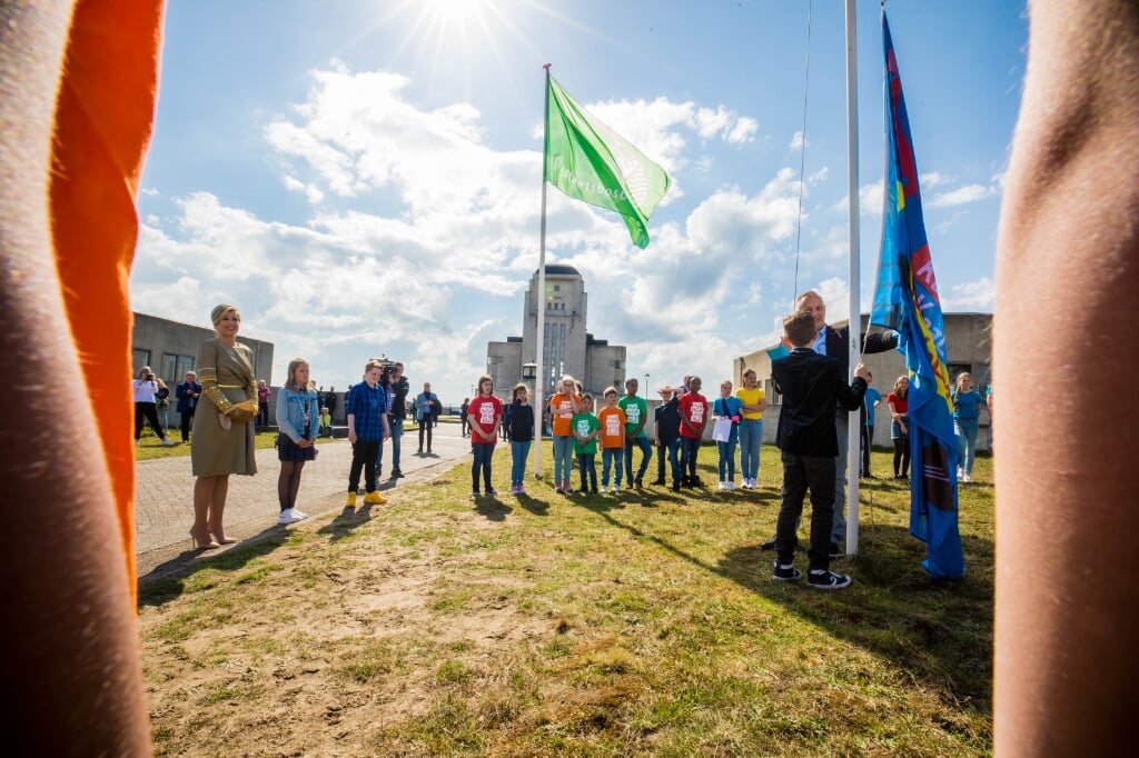 Koningin Máxima kijkt toe hoe de vlag van de Gabriëlschool wordt gehesen in Radio Kootwijk.