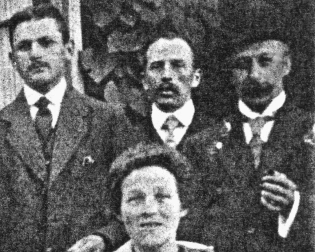 Rechtsboven Dirk van Kolfschoten op deze foto uit ca. 1910., echter zonder Kee.
