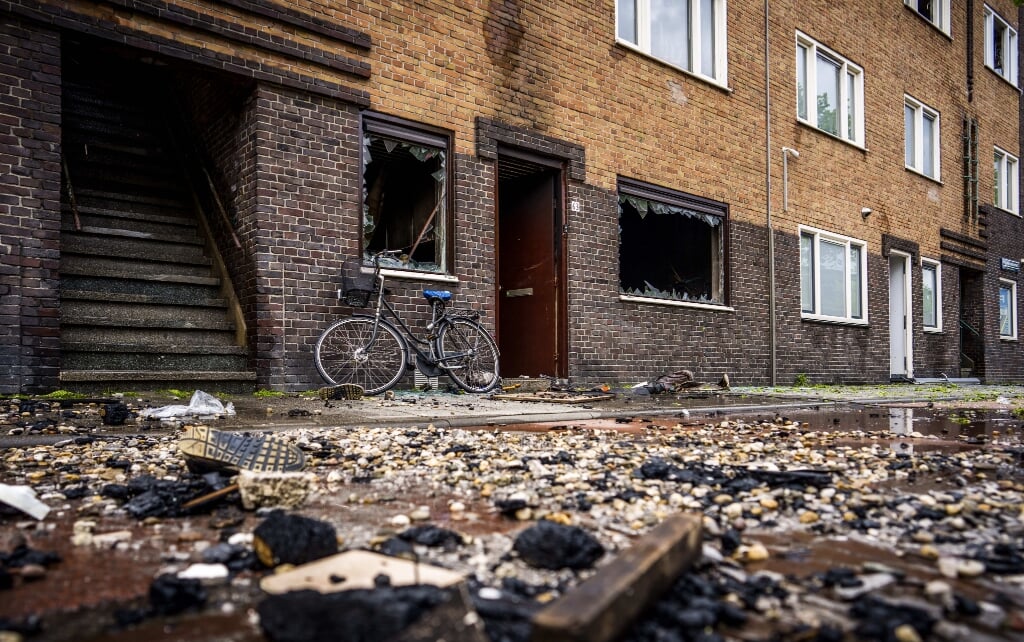 2021-05-20 13:37:36 DEN HAAG - Brandschade in de Schilderswijk nadat er bij meerdere woningen een brand heeft gewoed. Zo'n 40 woningen zijn tijdelijk onbewoonbaar. ANP FREEK VAN DEN BERGH