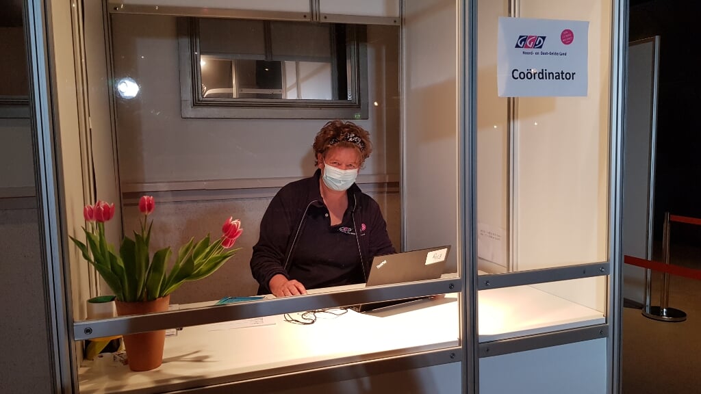 Elly van Geest werkt als locatiecoördinator op de vaccinatielocatie in het Dolfinarium in Harderwijk. 