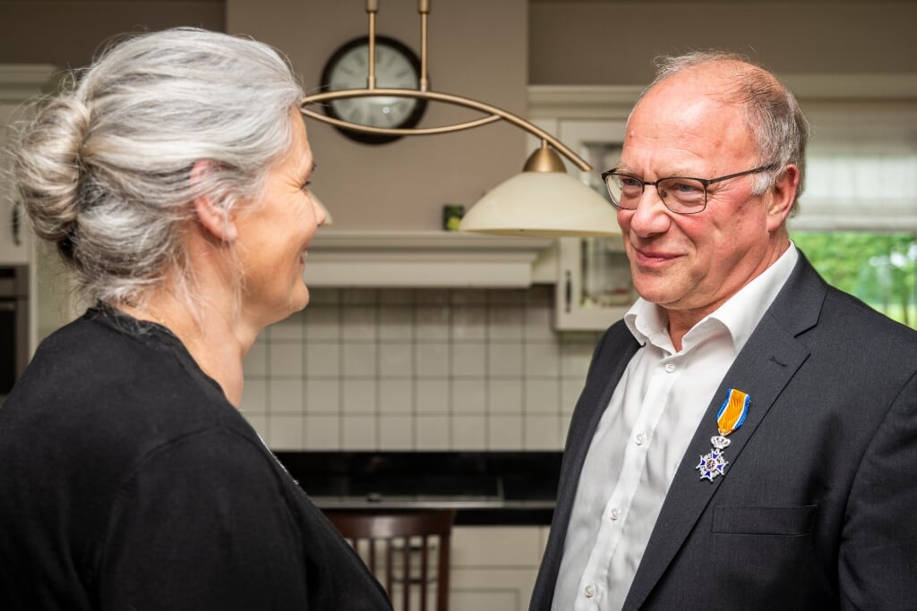 Henk van den Brink is benoemd tot Lid in de Orde van Oranje-Nassau. Zijn vrouw Willie had de eer hem de onderscheiding op te mogen spelden.